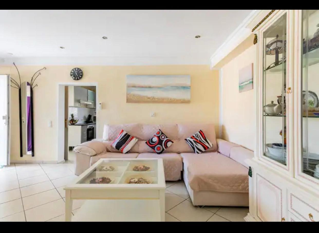 Villa Eva Asiana Guesthouse With Shared Pool Бениса Екстериор снимка